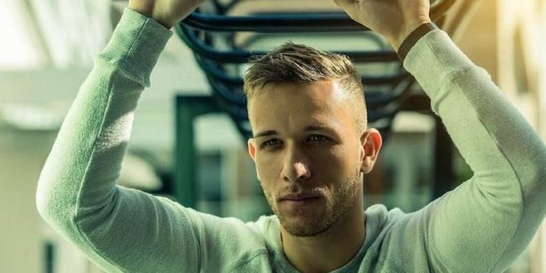 她始终坚持 她始终坚持